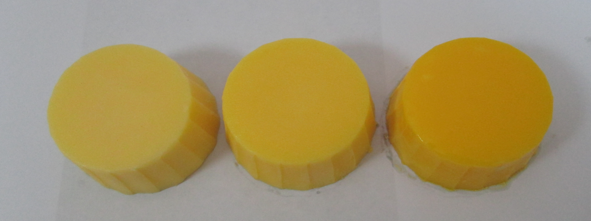 溶於人造奶油中(左至右濃度為5ppm、10ppm、20ppm)